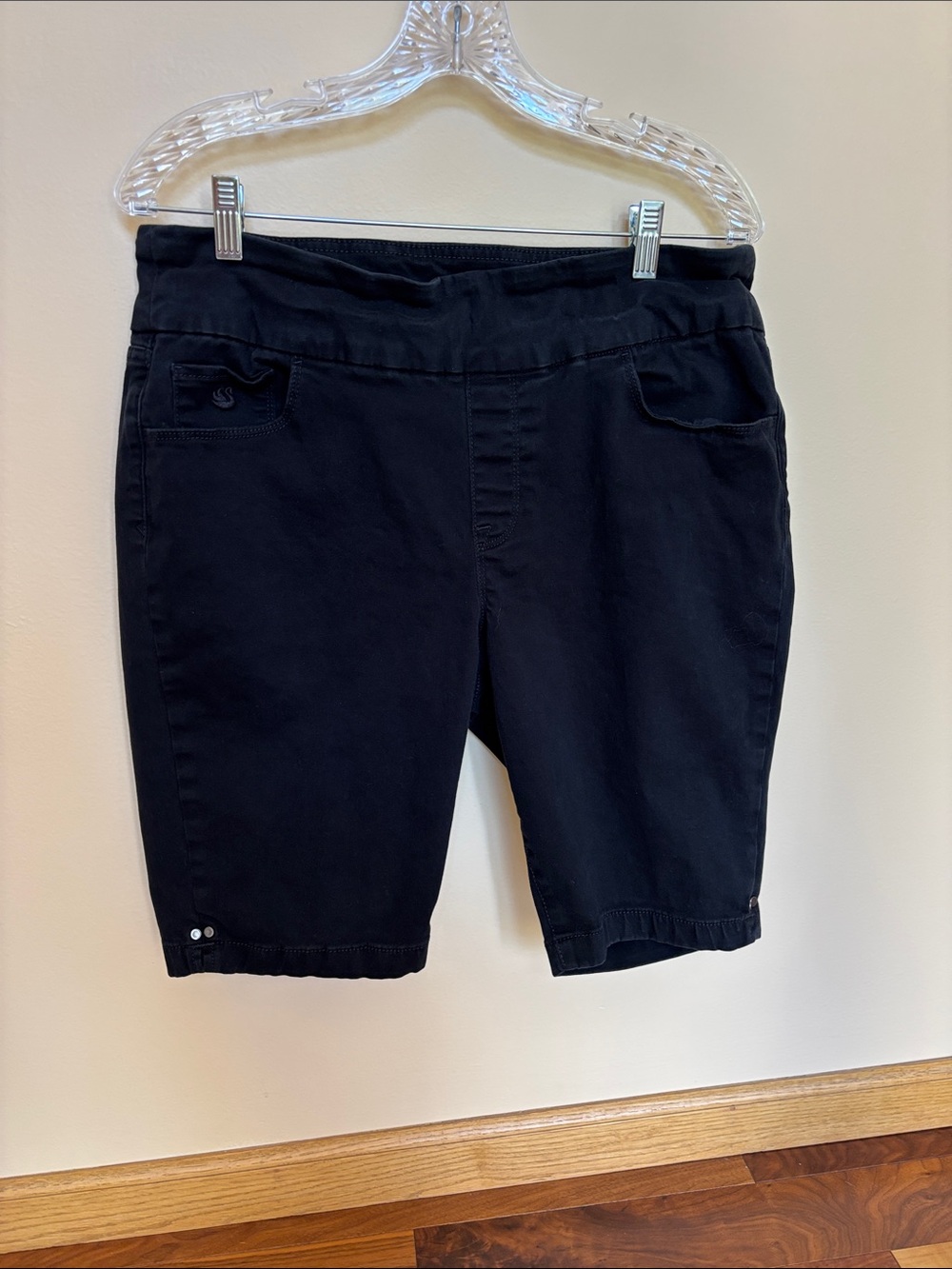 EUC Gloria Vanderbilt Amanda woman’s pull on Bermuda slimming shorts 14P, Black
